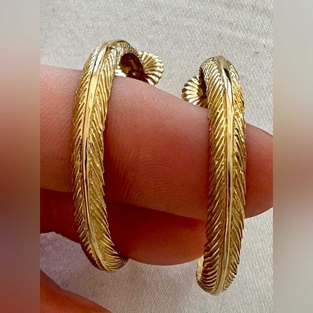 Grainger McKoy 14kt yellow gold feather hoops